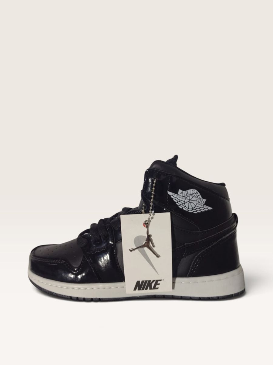 Jordan 1 Mid Negro Suela Negra